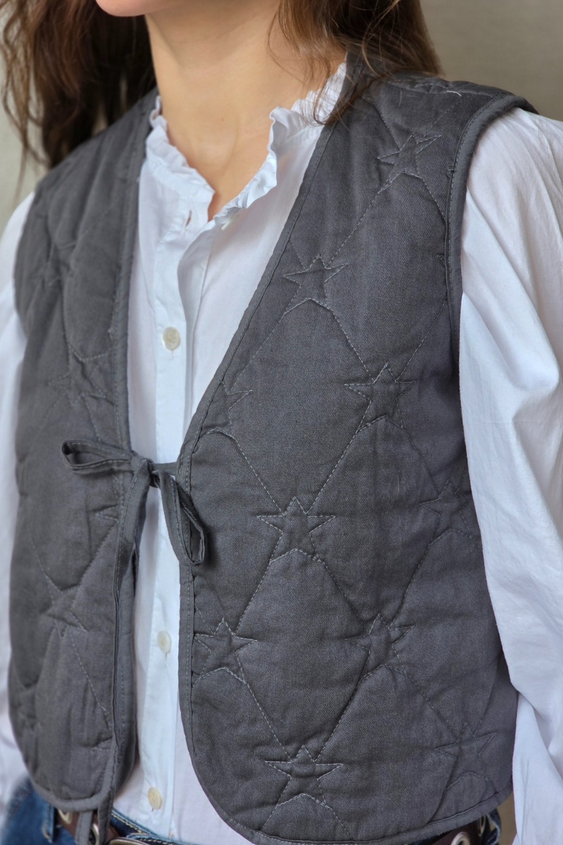 Chaleco acolchado con estrellas gris oscuro