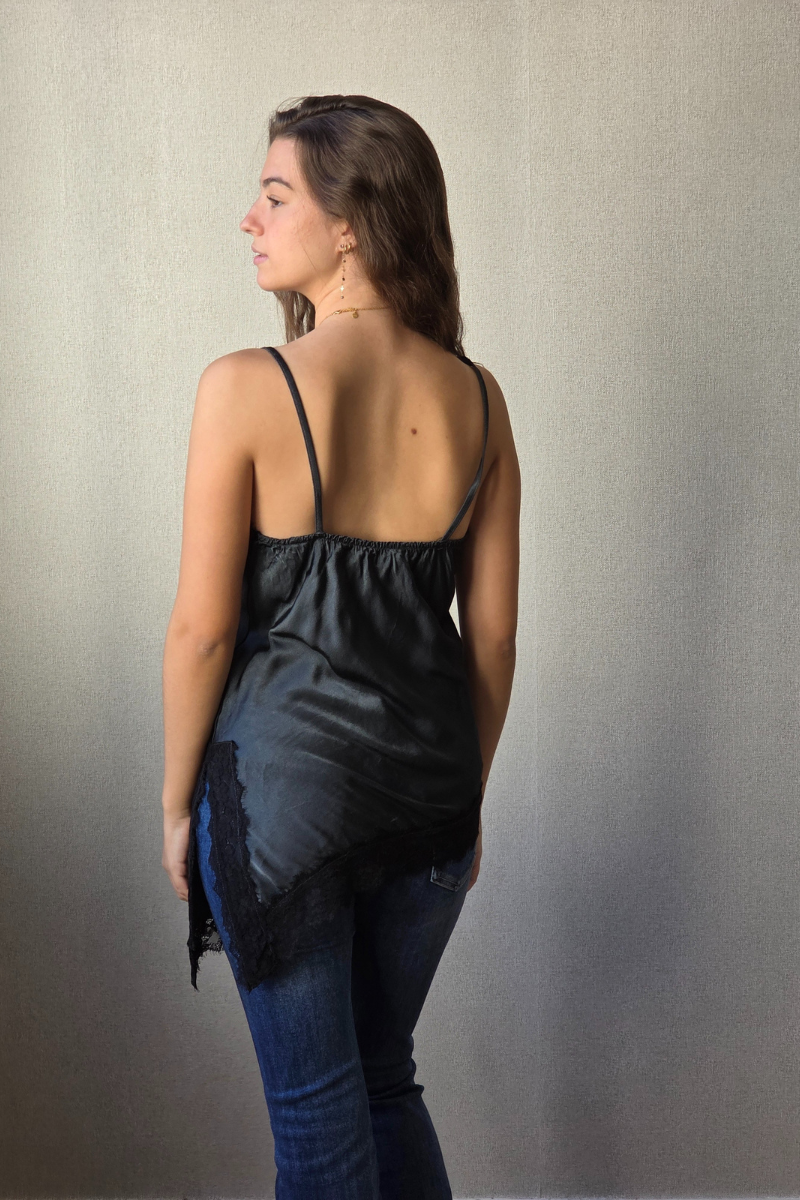 Top satinado con encaje bajo asimétrico negro