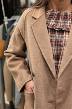 Abrigo de paño básico cuatro botones camel