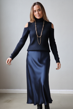 Falda tipo raso azul marino con corte al bies