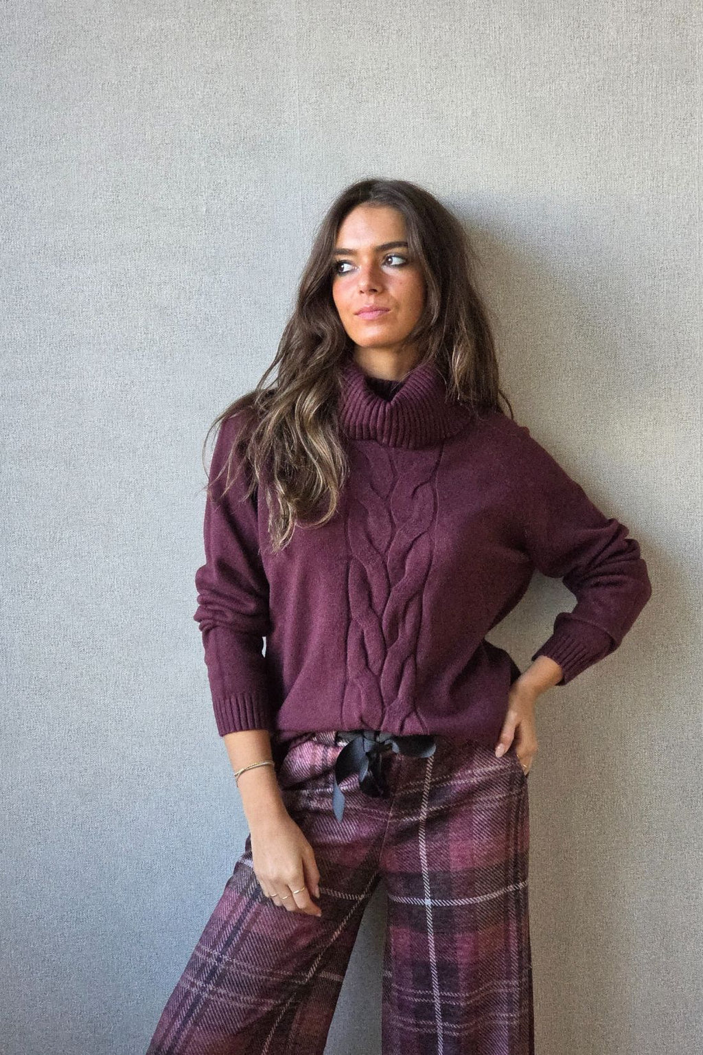 Jersey cuello cisne con con trenza berenjena