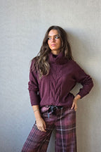 Jersey cuello cisne con con trenza berenjena