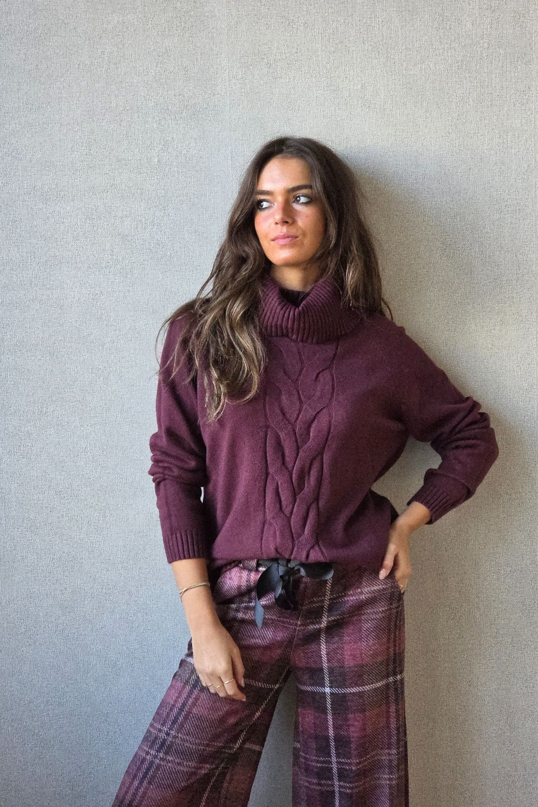 Jersey cuello cisne con con trenza berenjena