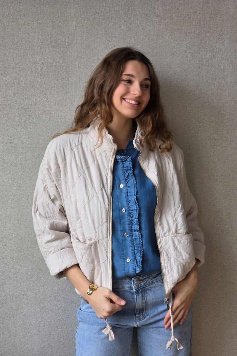 Chaqueta Acolchada Beige con Cremallera y Cuello subido