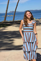 Vestido con cortes y volantes azul