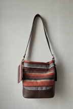 Bolso marrón con tela étnica