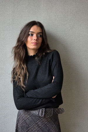 Jersey cuello Perkins con volante negro