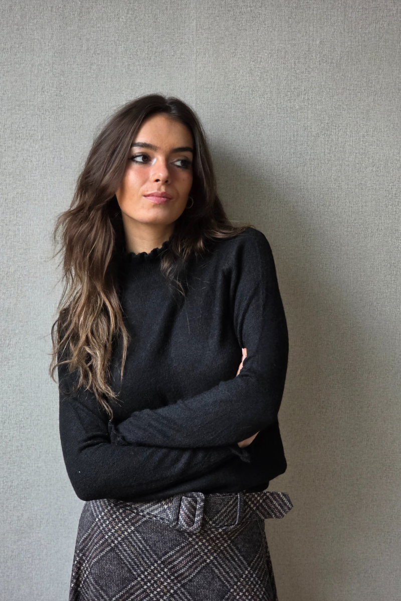 Jersey cuello Perkins con volante negro