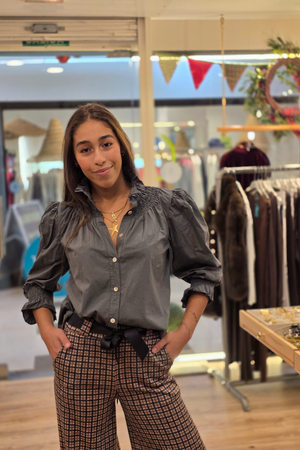 Camisa de cuello alto fruncido con volante gris