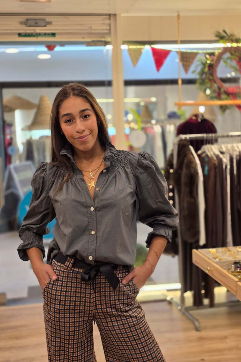 Camisa de cuello alto fruncido con volante gris