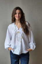 Blusa cuello pico tela arrugada blanca