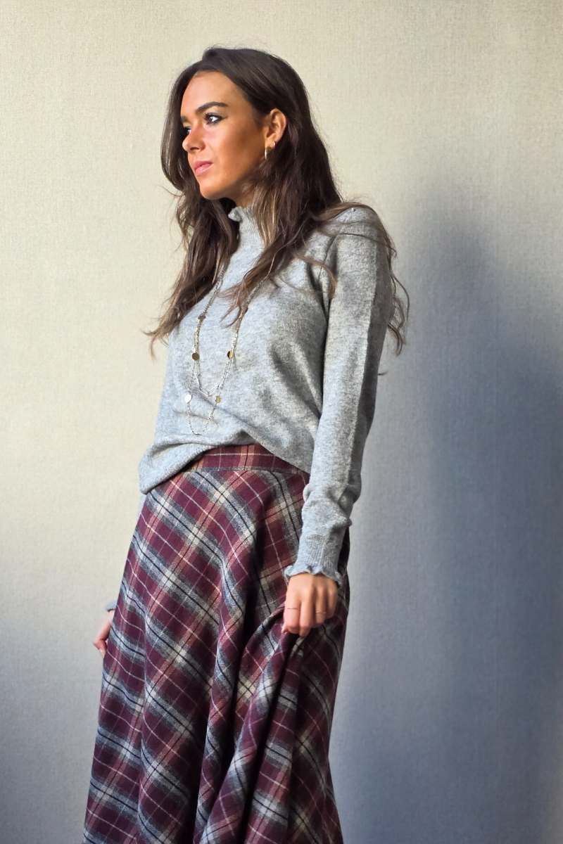 Jersey cuello Perkins con volante gris