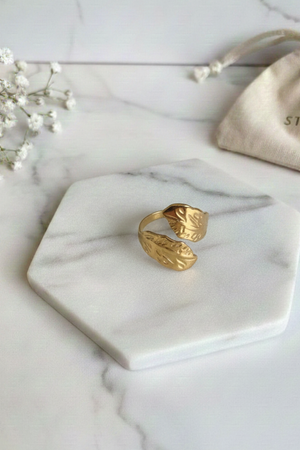 Anillo acero dorado hojas