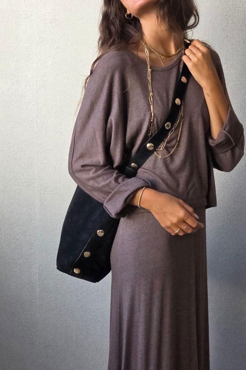 Bolso negro oversize con detalles dorados