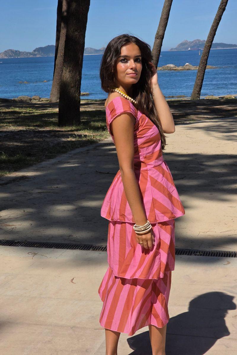 Vestido con cortes y volantes rosas