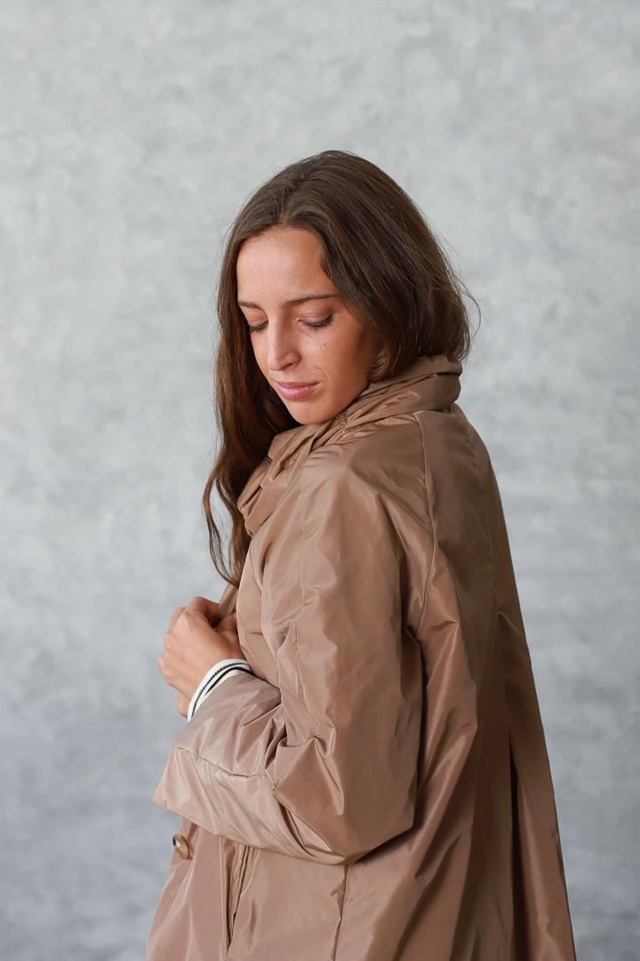 Parka tipo chubasquero camel