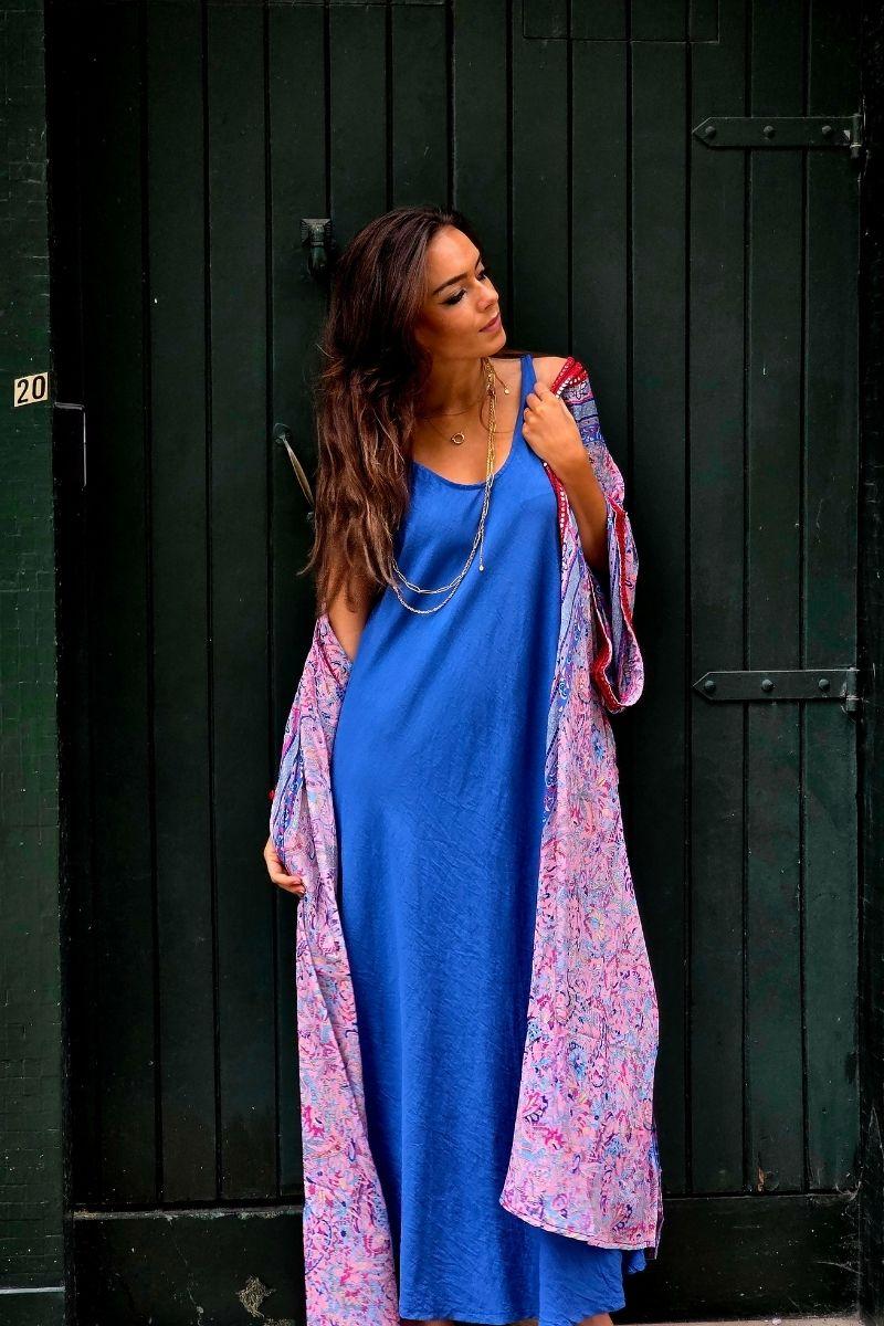 Kimono largo estampado rematado con espejitos tonos lila y azulón