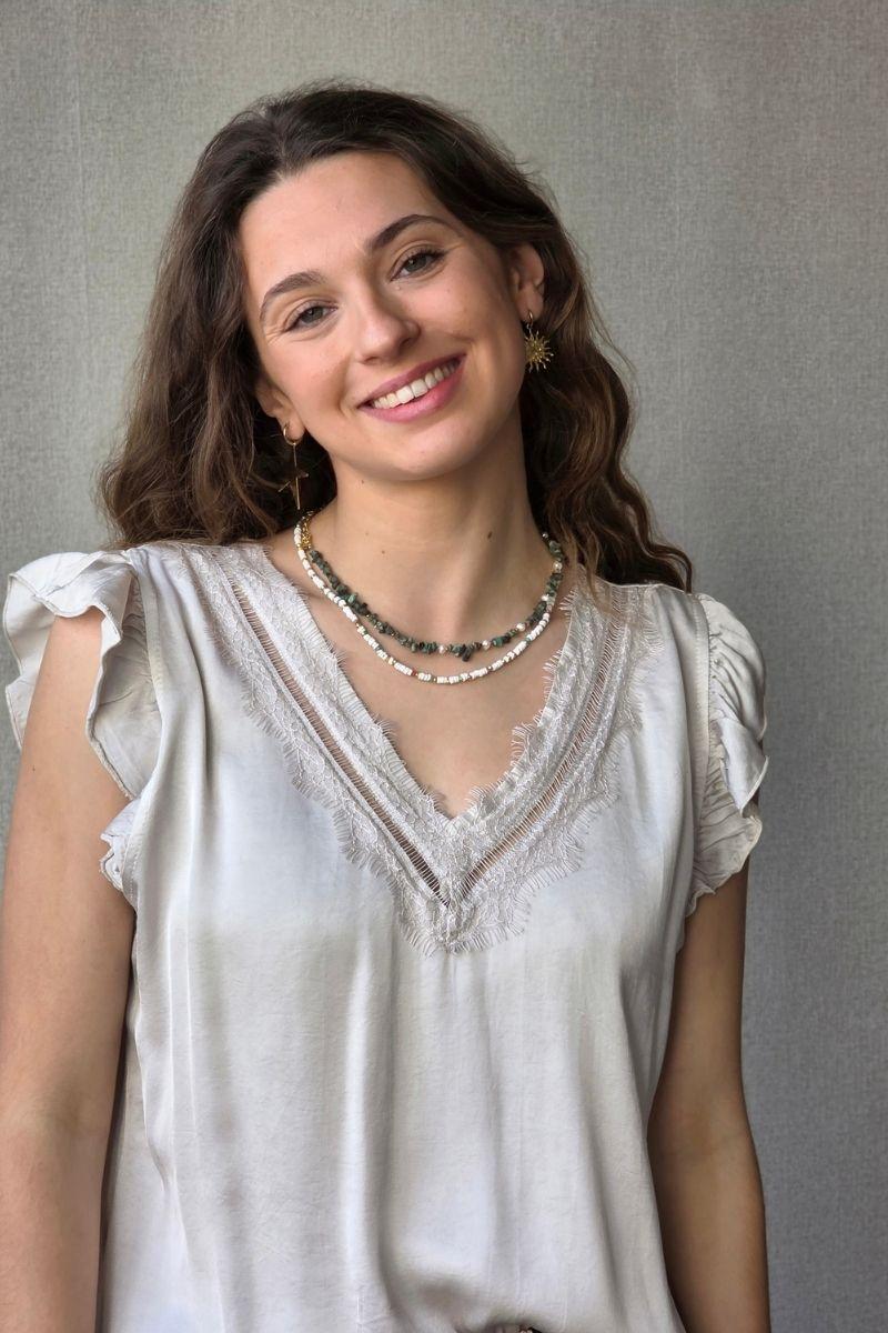 Blusa beige raso con puntilla y volante en la manga