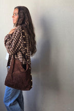 Bolso de ante chcolate con detalles dorados
