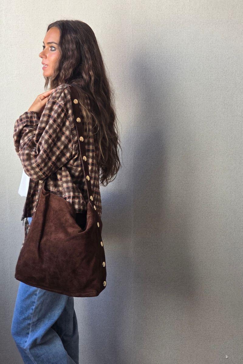 Bolso de ante chcolate con detalles dorados