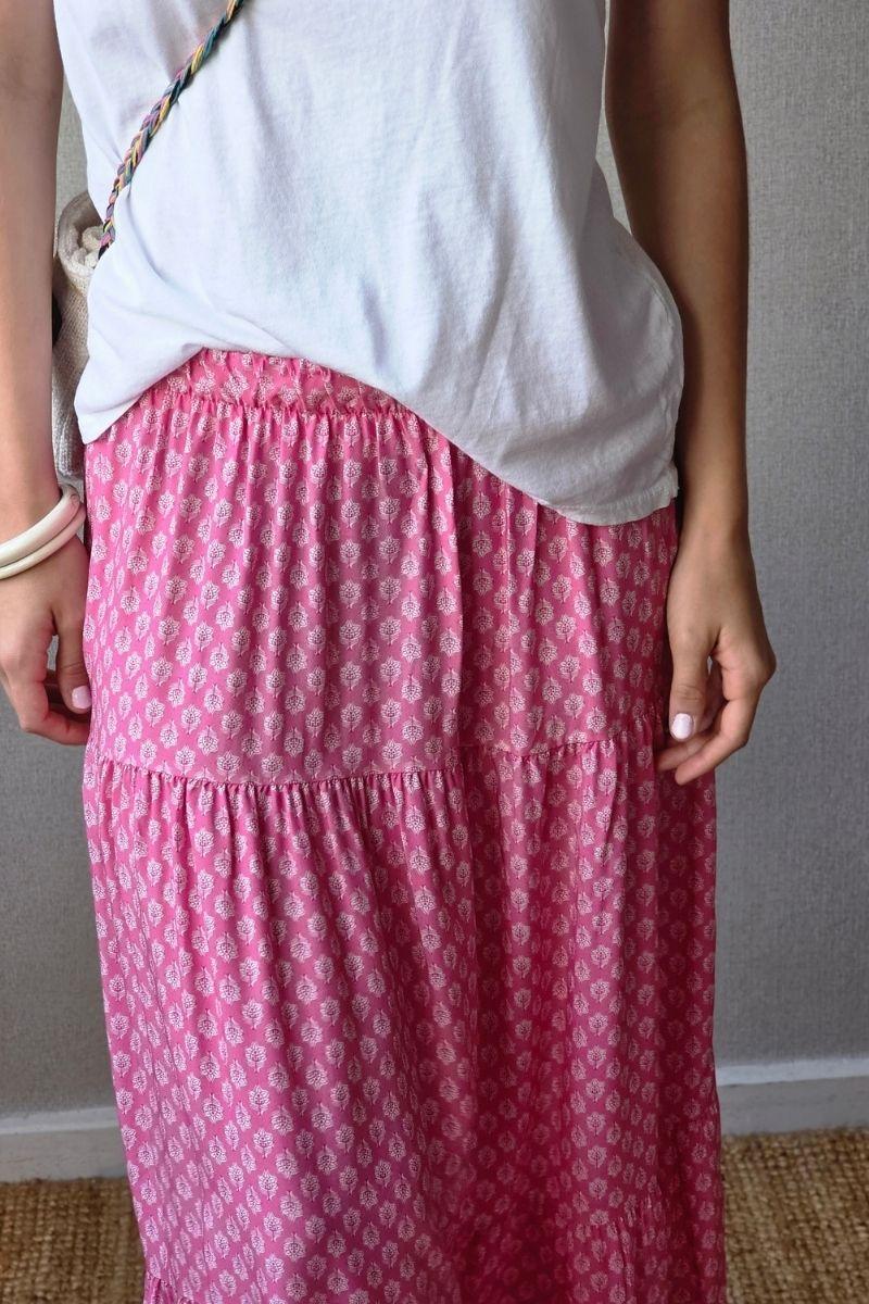 Falda estampado de flores con volantes fucsia