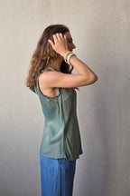 Top raso cuello pico volantes caqui