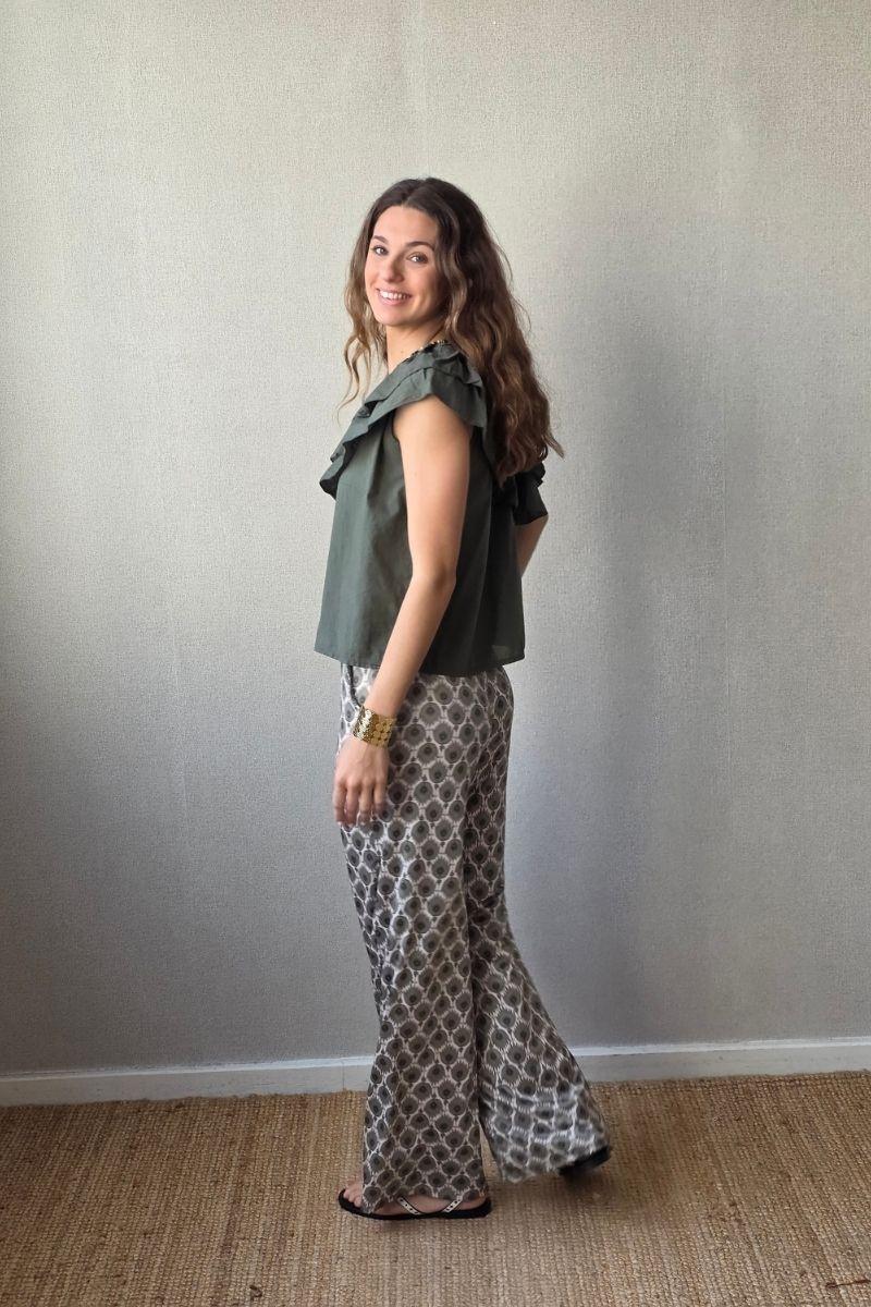Pantalón estampado fuego con bolsillos caqui