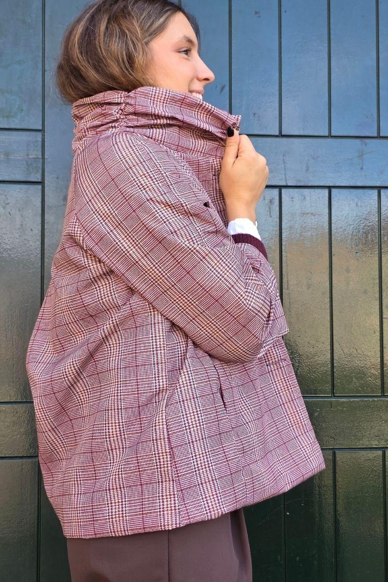 Parka corta tipo chubasquero de pata de gallo granate