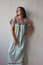 Vestido mexicano bordado a mano salvia