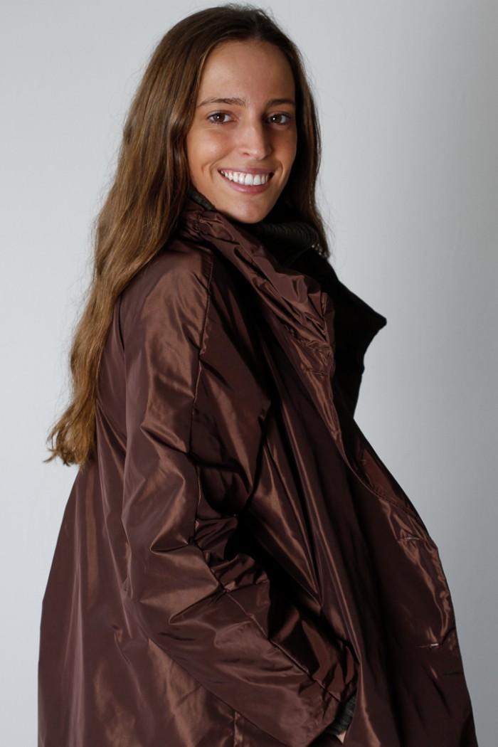 Parka larga tipo chubasquero chocolate