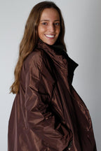 Parka larga tipo chubasquero chocolate