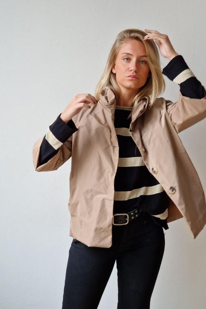 Parka corta tipo chubasquero camel