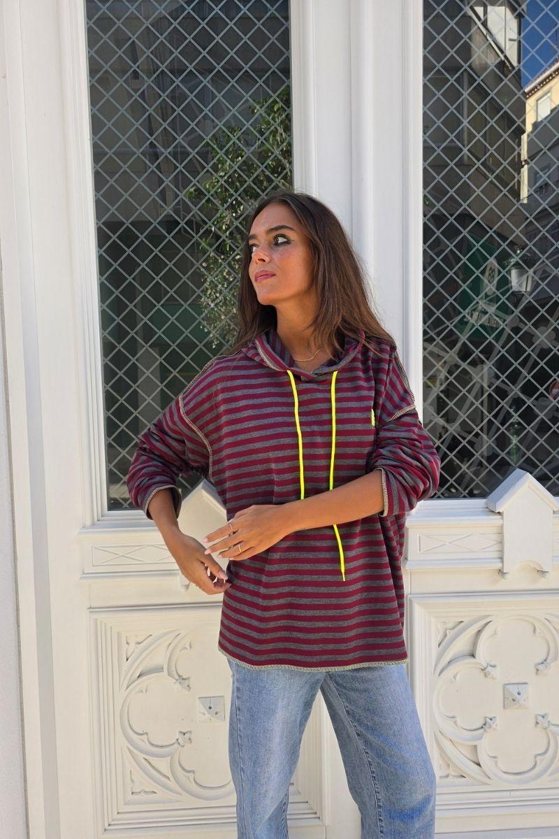 Sudadera con capucha de gris medio