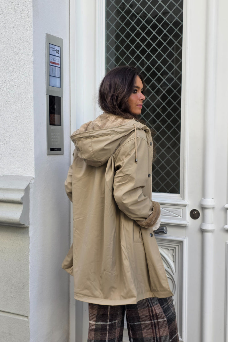 Chaquetón capucha forro peluche beige