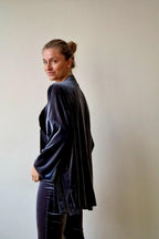 Kimono corto de terciopelo gris