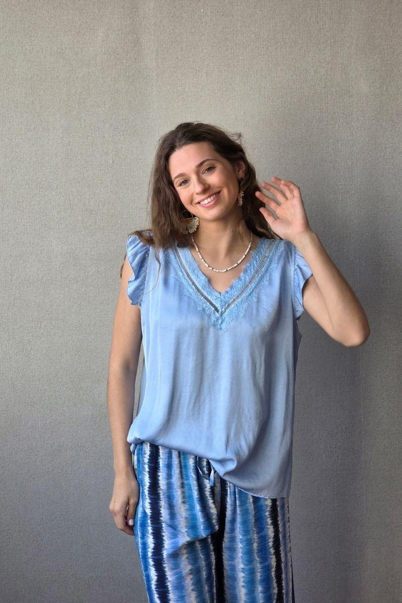 Blusa celeste raso con puntilla y volante en la manga