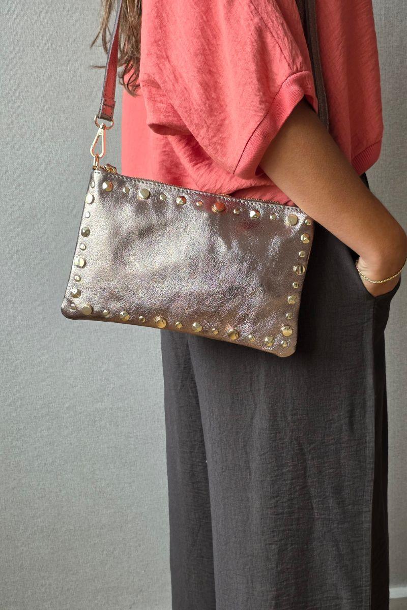 Bolso de piel tipo sobre con tachas cobre