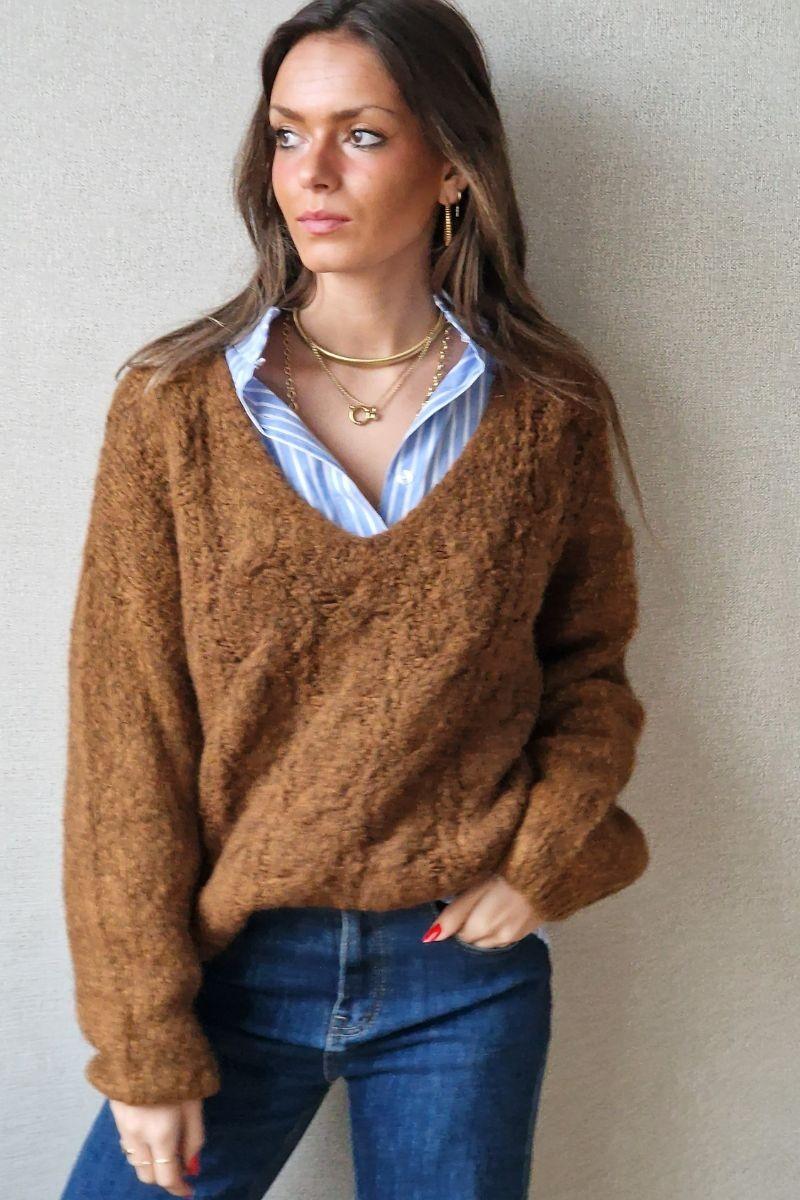 Jersey de cuello pico con ochos color tabaco