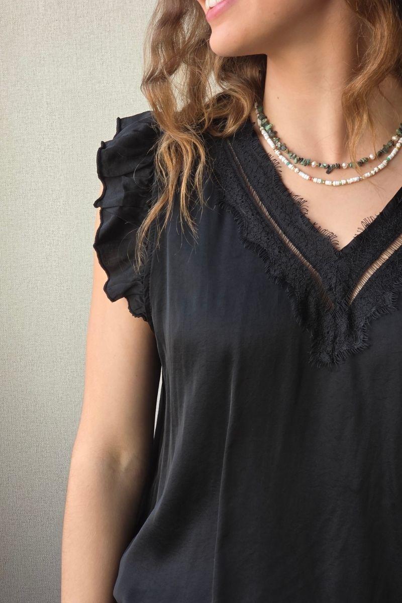 Blusa negro raso con puntilla y volante en la manga