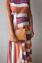 Bolso de piel tipo sobre con tachas camel