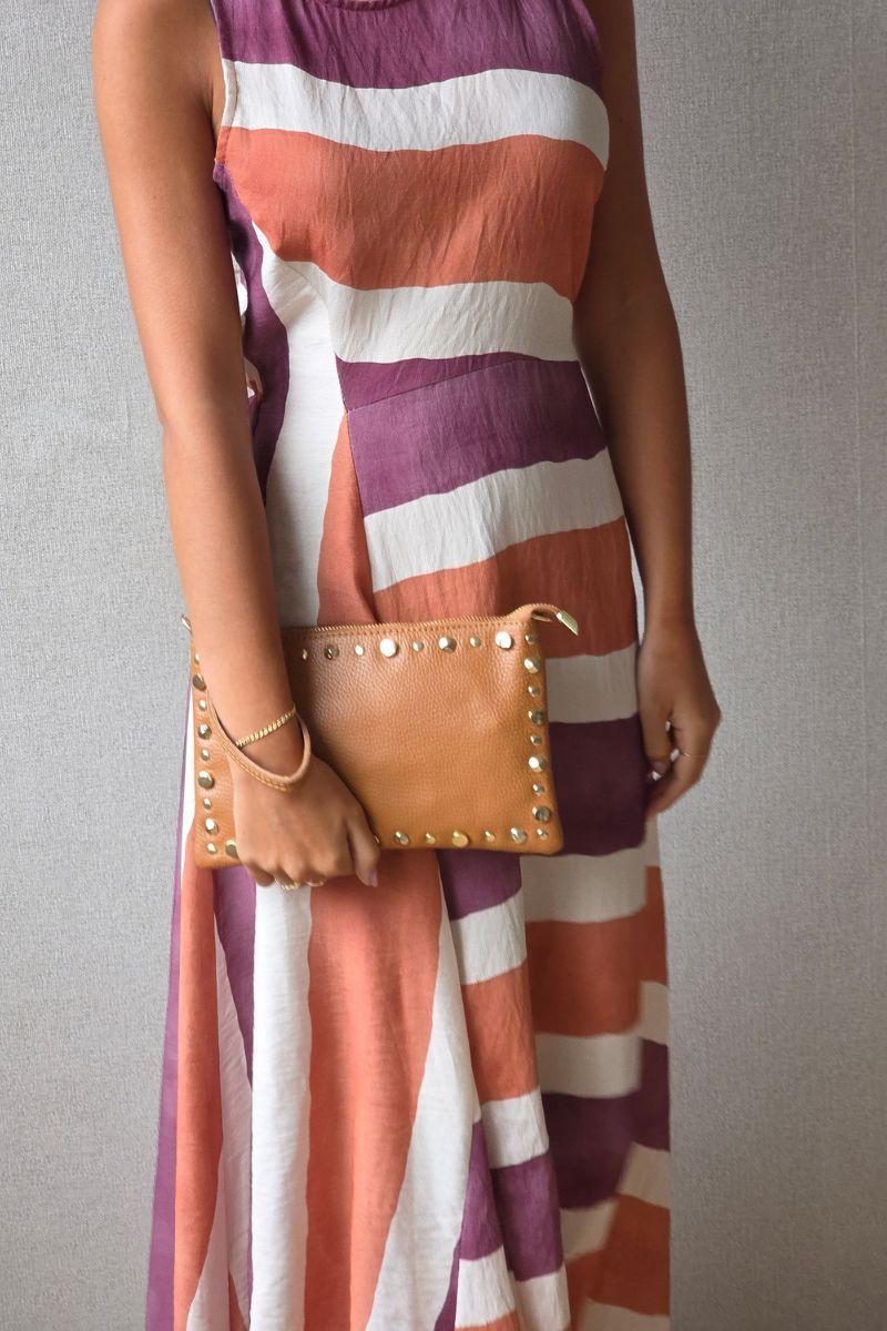 Bolso de piel tipo sobre con tachas camel