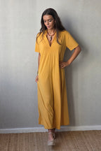 Vestido largo cuello pico m/corta mostaza