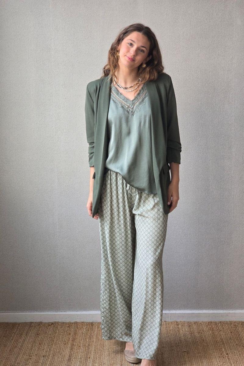 Blusa caqui raso con puntilla y volante en la manga