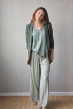 Blusa caqui raso con puntilla y volante en la manga