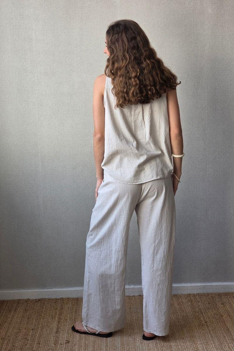 Pantalón tipo lino beige