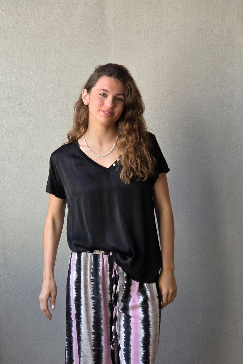 Blusa de seda con tres botones negra