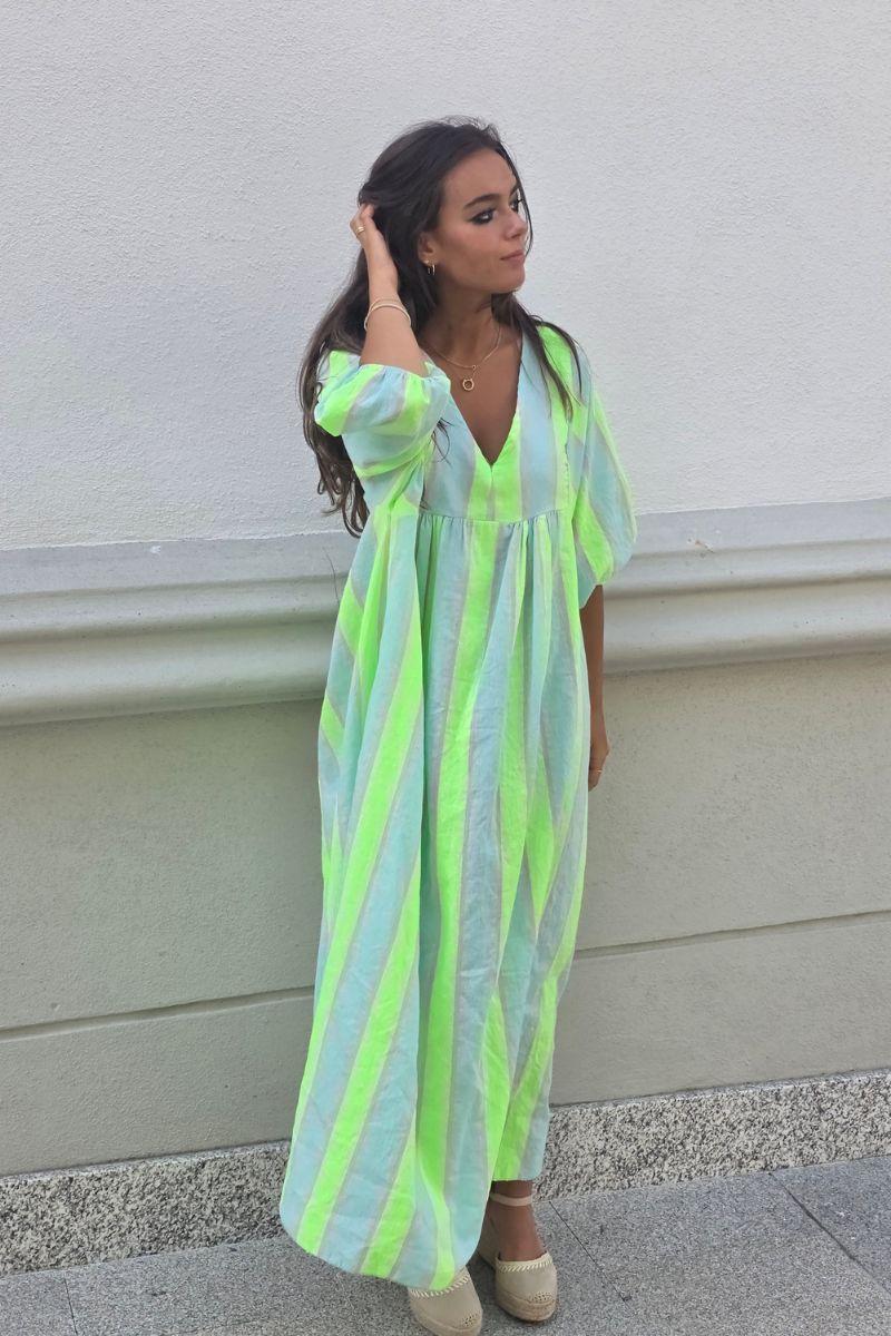 Vestido de cuello pico con rayas verde flúor