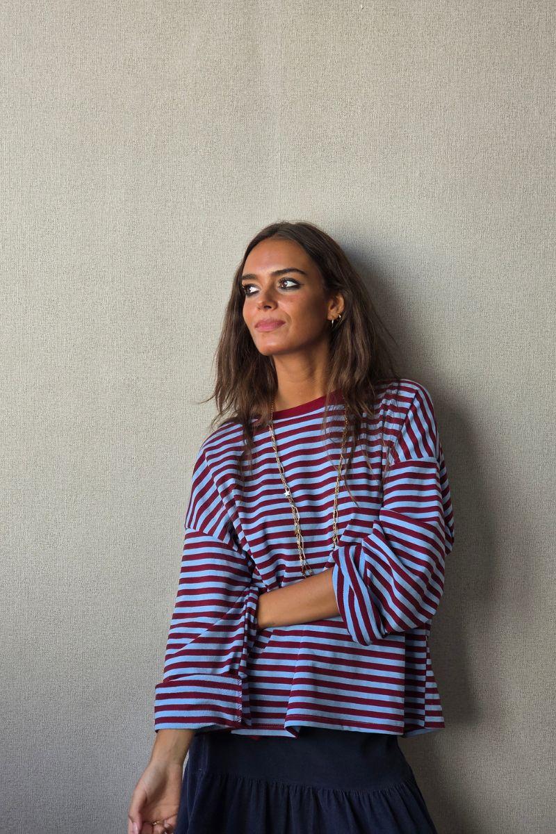 Sudadera oversize de rayas burdeos y azul