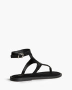 Sandalia con tachas negra