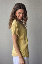 Blusa de seda con tres botones amarilla
